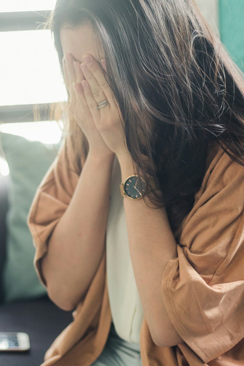 Mulher com as mãos no rosto expressando cansaço emocional - o peso invisível de conviver com diabetes tipo 1